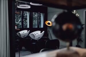 Alexander Hair / Coiffeur / 9470 / Épaississement des cheveux, extensions de cheveux, coupe calligraphique, maquillage, coiffure