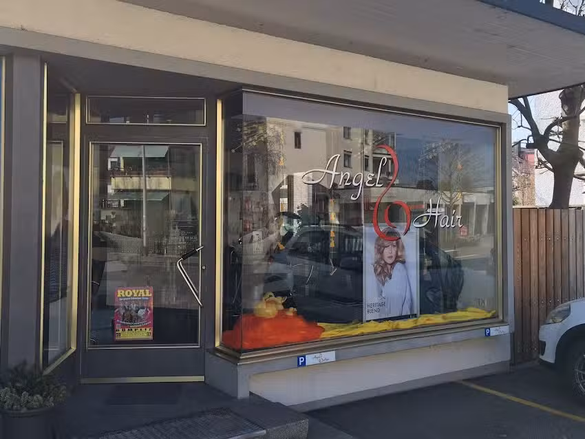 Coiffeur aux cheveux d&rsquo;ange