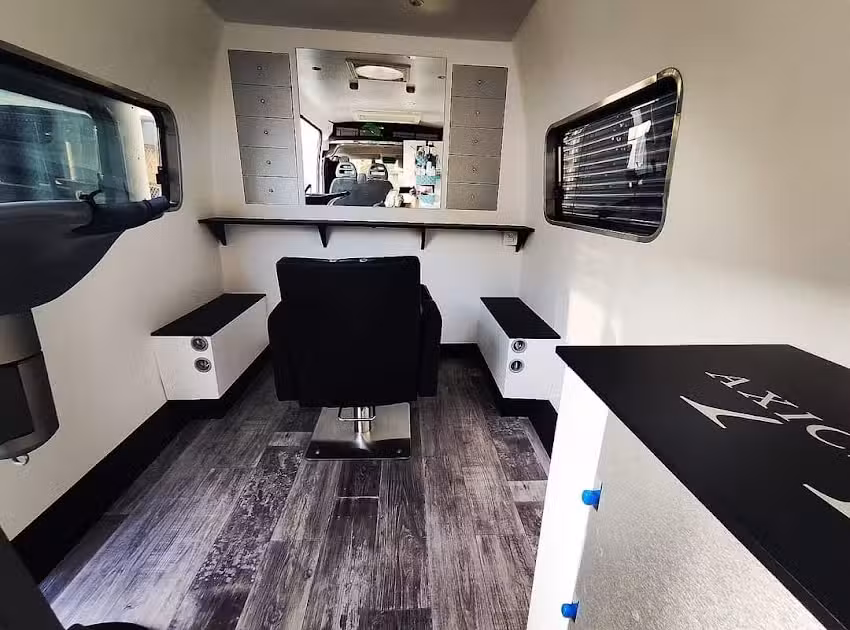 Axicia Manus Coiffeuse sur la route