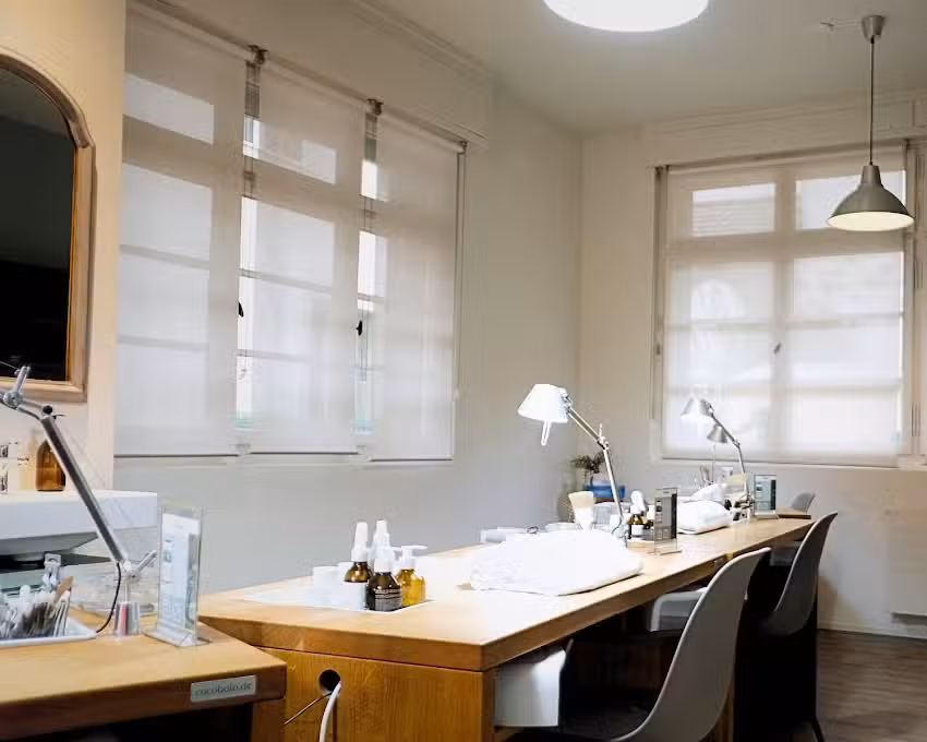 🥇 Salon de beauté | Ongles, Sourcils et Cils