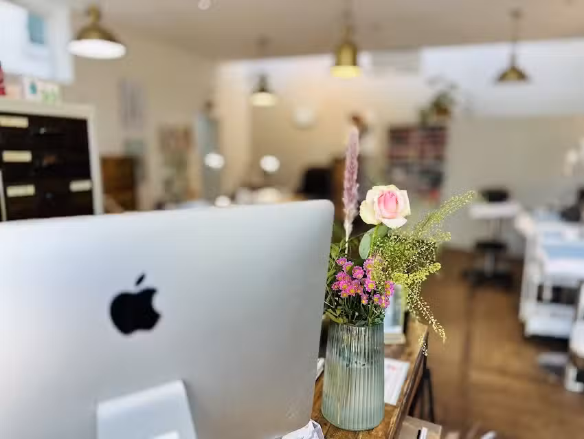 🥇 Salon de beauté | Ongles, Sourcils et Cils