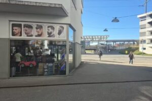 Coiffeuse à la gare – Jona