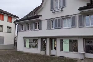 Parrucchiere in piazza del mercato