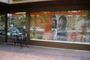 Coiffure Caresse / schnittig – haarig – gut
