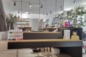 Coiffure Kopfstand, Hairstyling und Makeup