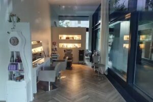 Coiffeuse de cheveux de poupée