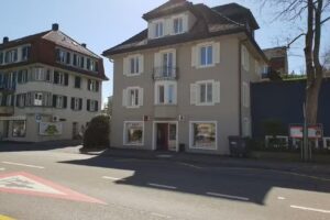 La coiffure glamour d&rsquo;Emine