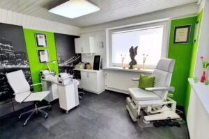 Esther Haag – mains, pieds et plus encore