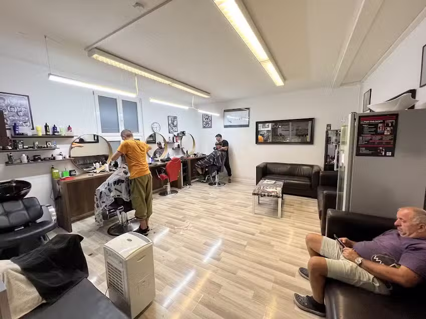 Taglio di capelli e rasatura da uomo