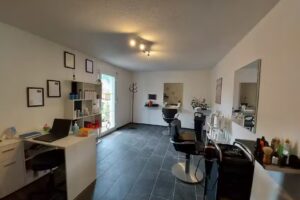 La coupe de cheveux de Simone