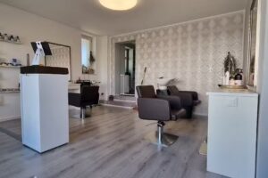 Juste dans les cheveux