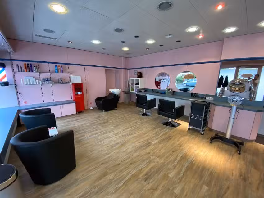 SALON DE COIFFURE ET BARBIER KIKI