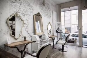 Parrucchiere e barbiere provocatore naturale