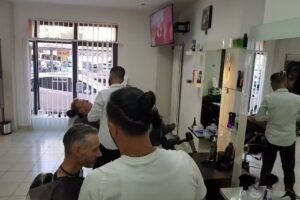 Le coiffeur Léon