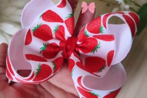 Personalisierte Haaraccessoires und häkeltaschen.