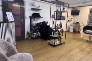 Queen Hairstyle & Nails