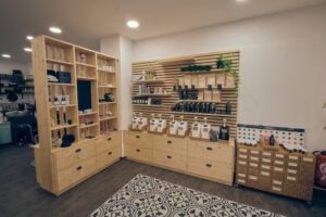 Coiffure roulée rouge