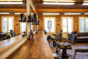 AU SALON DE COIFFURE